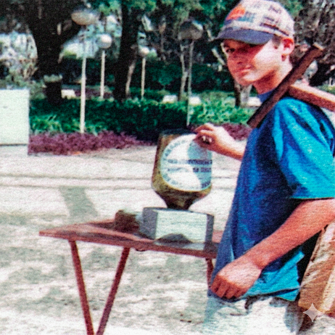 Jovem contribuindo para arrecadação de moedas